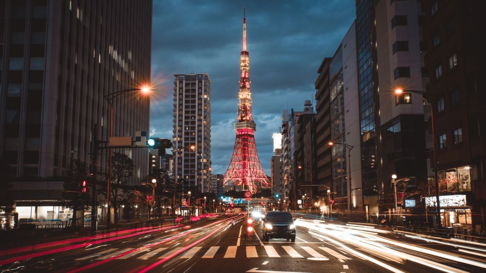 Menara Tokyo yang diterangi di malam hari