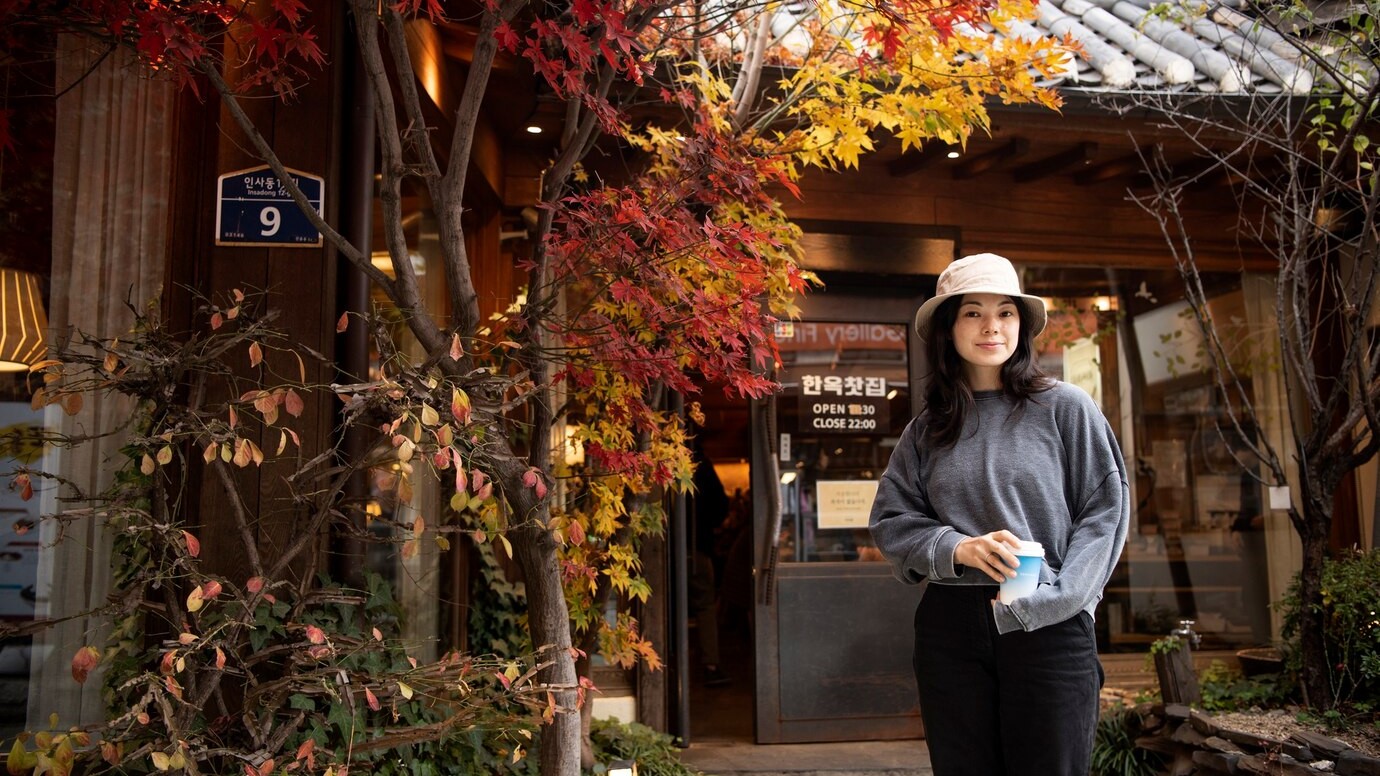 Young woman wearing a bucket hat in the city