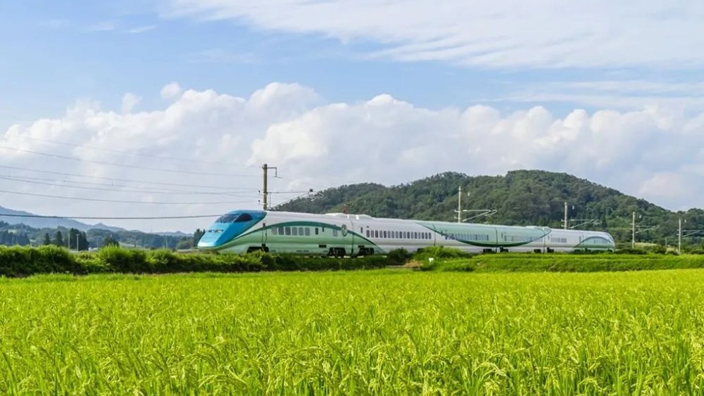 Shinkansen melaju di pedesaan Jepang