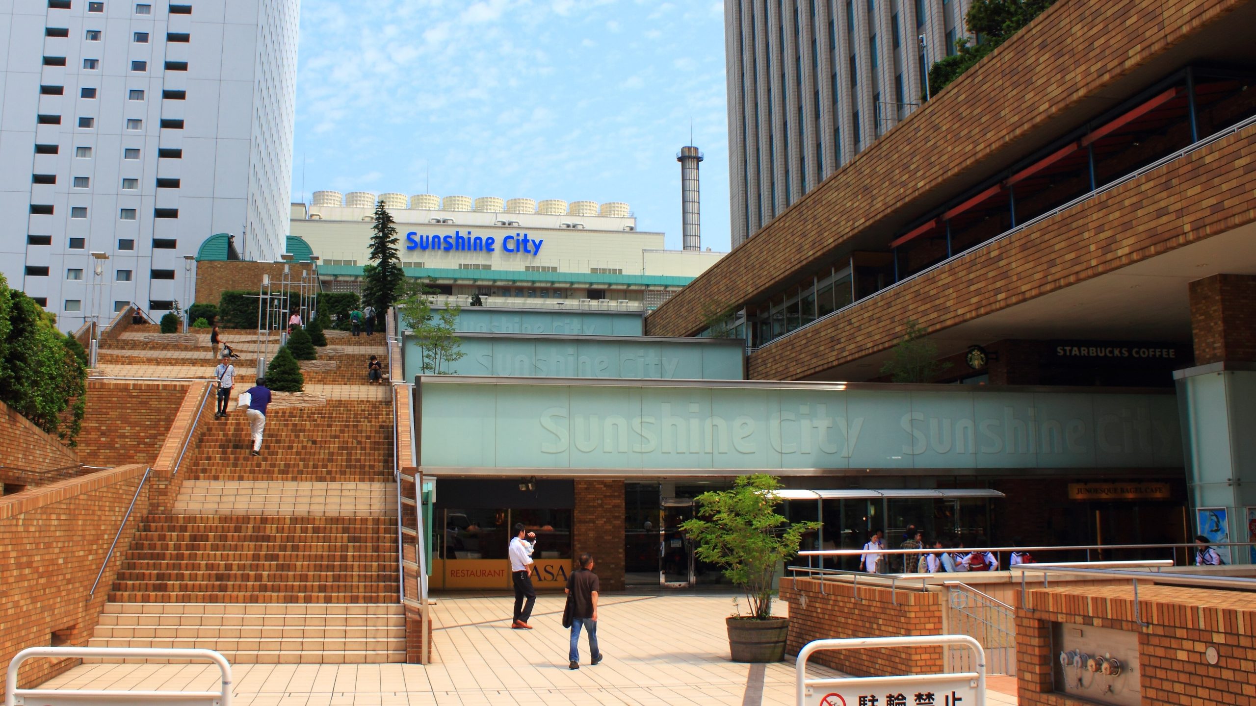 Sunshine Aquarium and Pokémon Center entrance