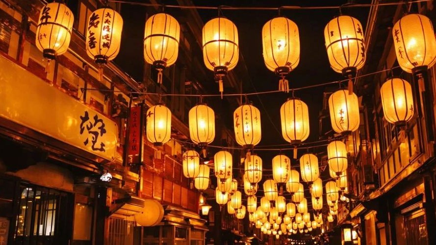 lorong toko kecil penuh lampion di malam hari di jepang