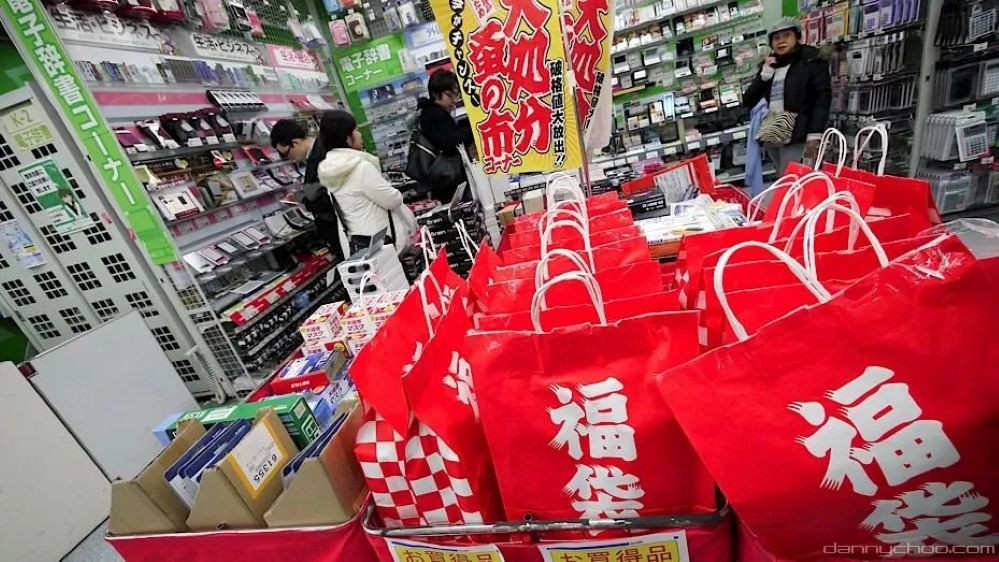 pembeli antri Fukubukuro di mall Jepang