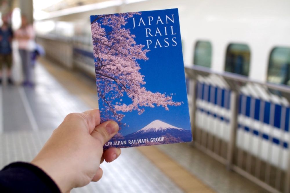 traveler holding JR Pass di stasiun Tokyo