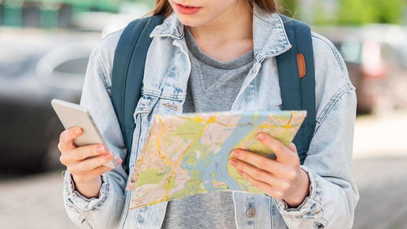 traveler membuka Google Maps