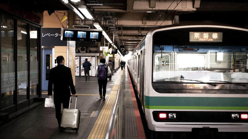 naik kereta jepang
