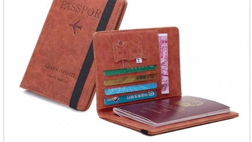 travel wallet berisi paspor indonesia