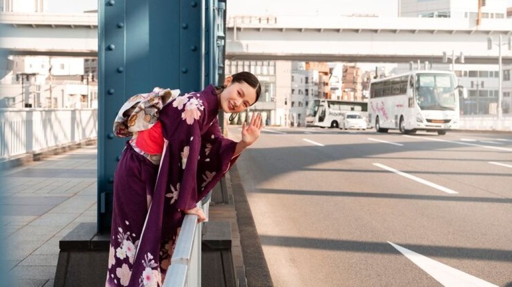 traveler mengenakan kimono
