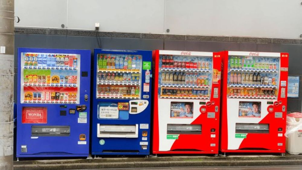 vending machine warna-warni dengan minuman unik di Jepang