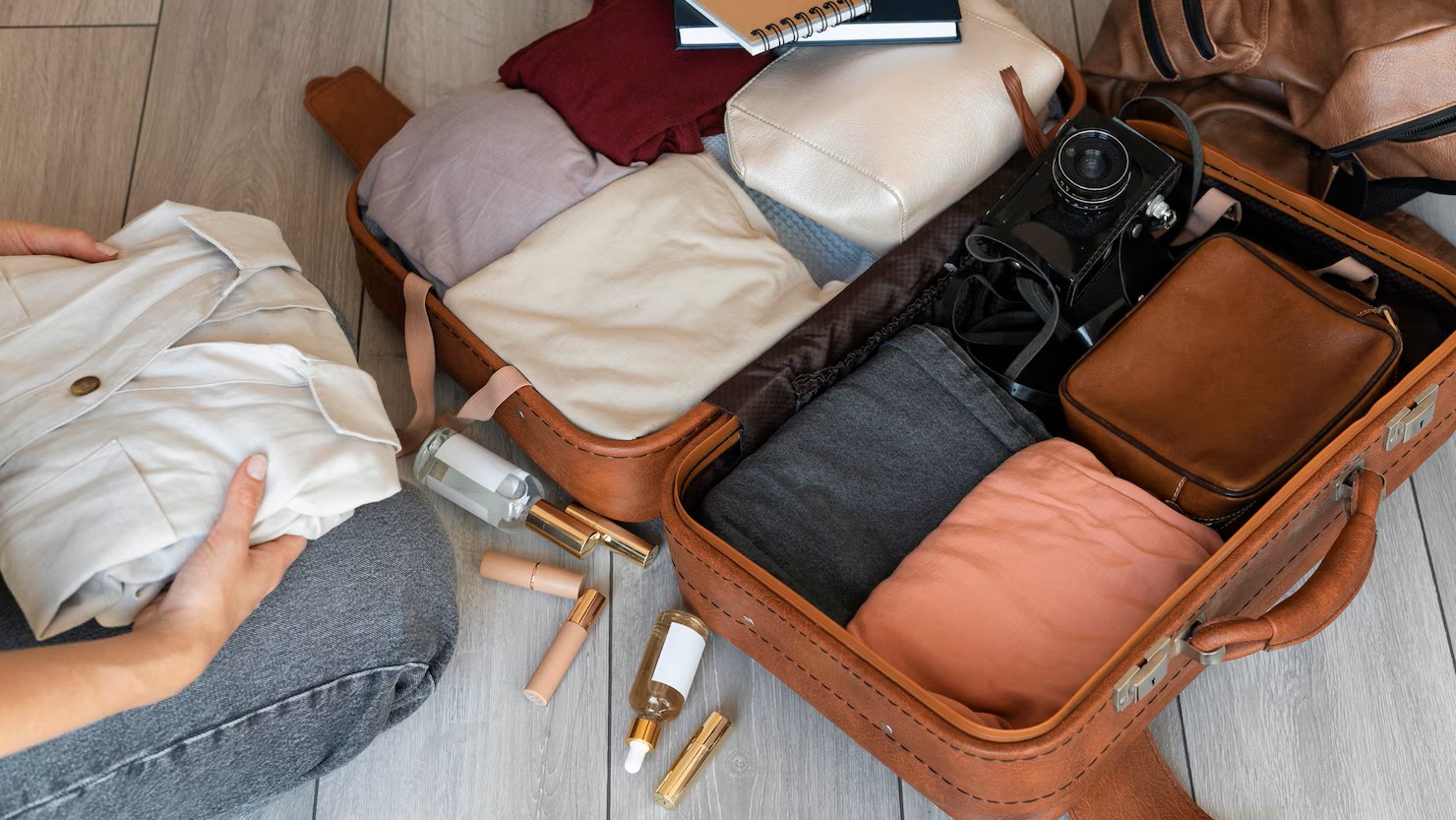 koper terbuka berisi pakaian sesuai musim