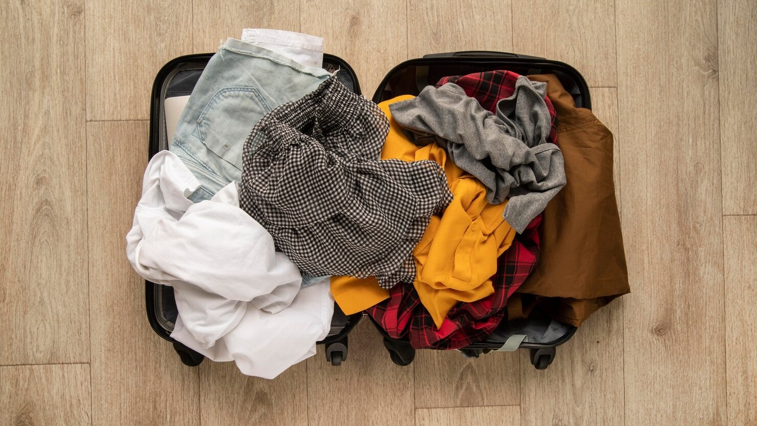 koper terbuka berisi pakaian