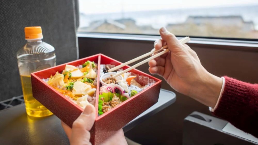 penumpang makan ekiben di Shinkansen