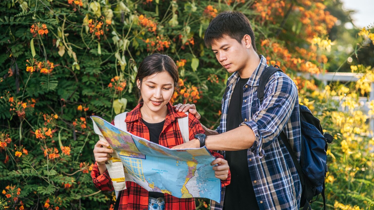 wisatawan Indonesia ditemani tour guide
