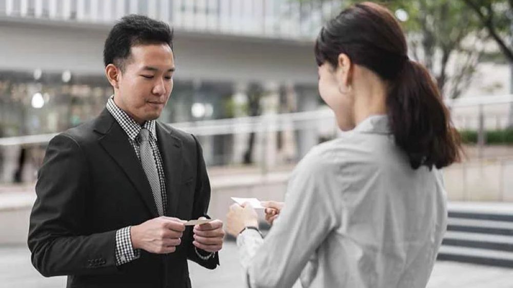 dua pebisnis Jepang bertukar kartu nama