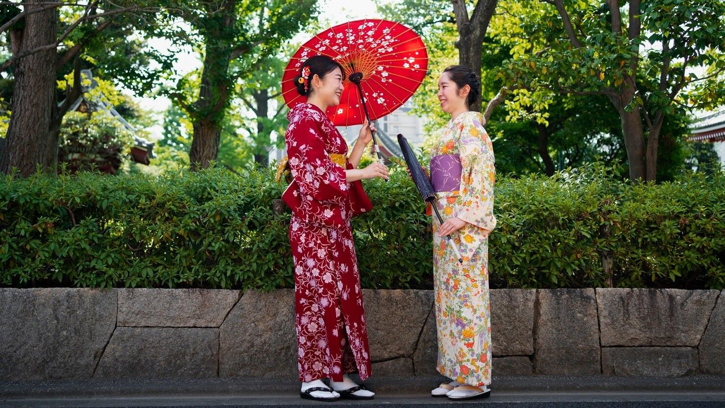 wisatawan memakai yukata musim panas