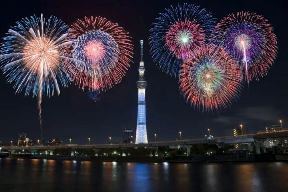 Festival kembang api Jepang 2026 di Sumida River Tokyo dengan latar skyline kota