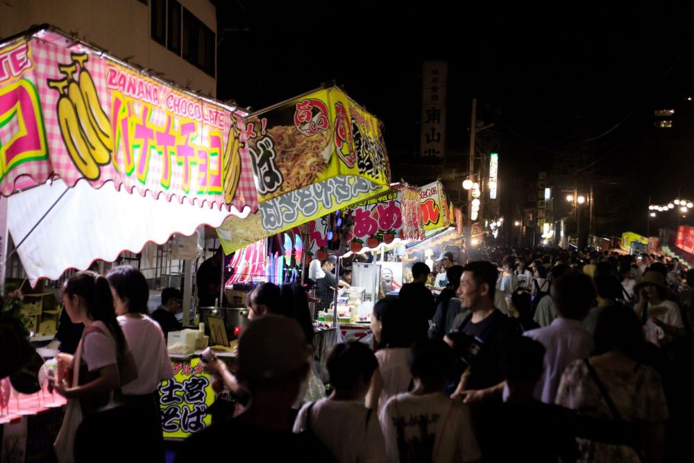 Suasana festival kembang api Jepang 2026 dengan kios makanan dan lampion musim panas