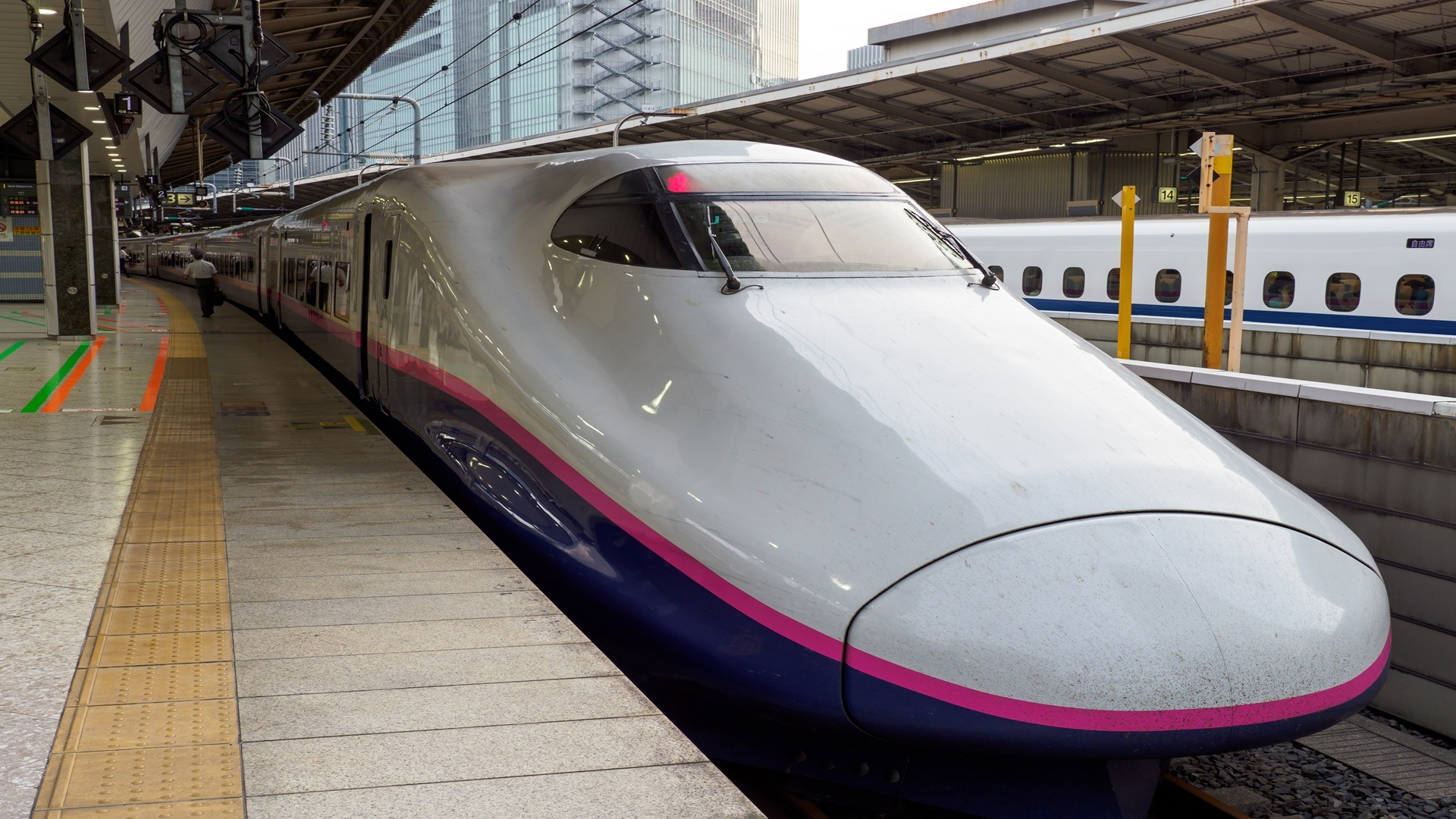Kereta cepat Shinkansen menjadi pilihan transportasi utama saat liburan ke Jepang murah