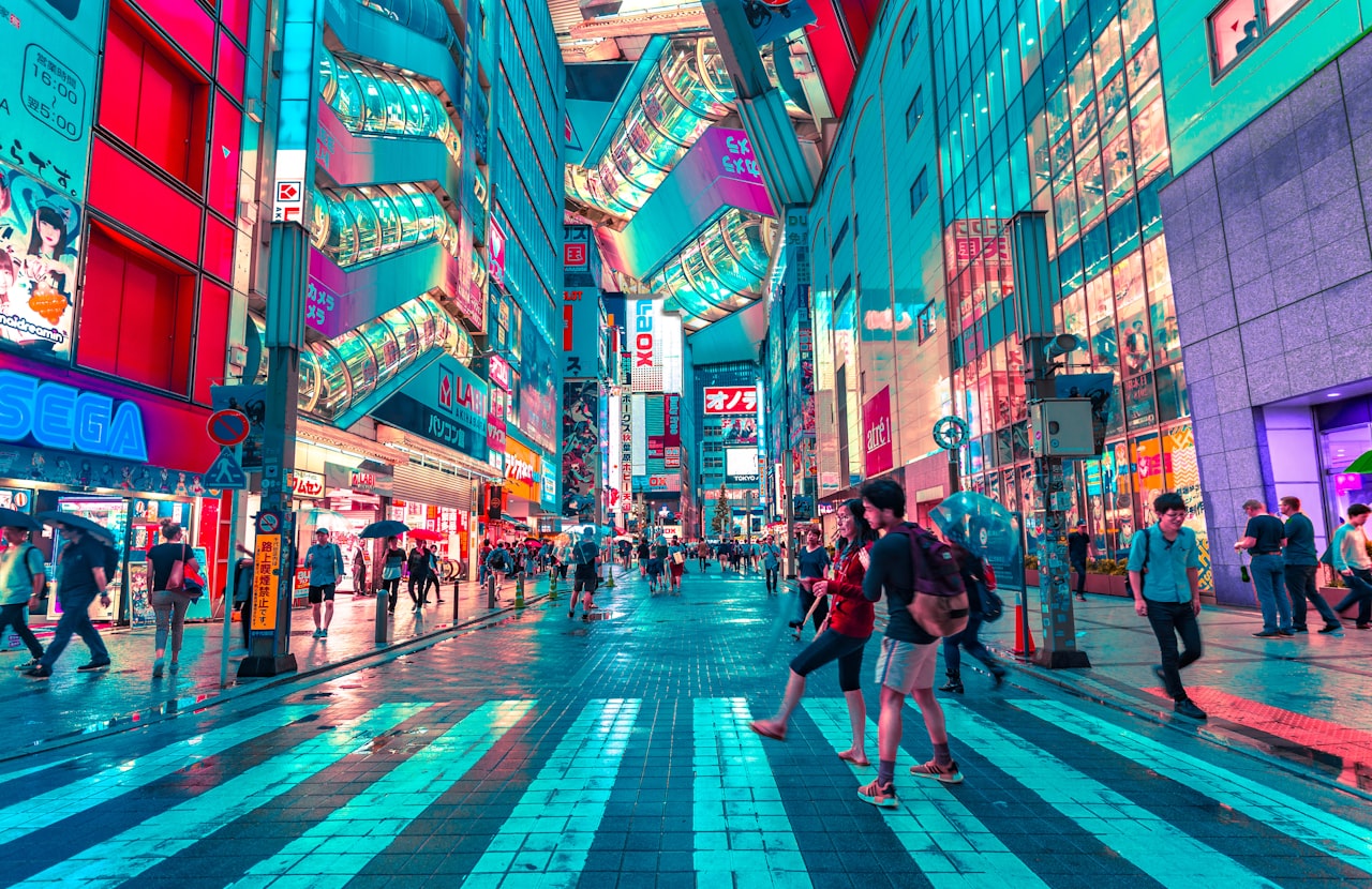 Suasana jalanan Tokyo yang bisa dinikmati saat liburan ke Jepang murah dengan berjalan kaki