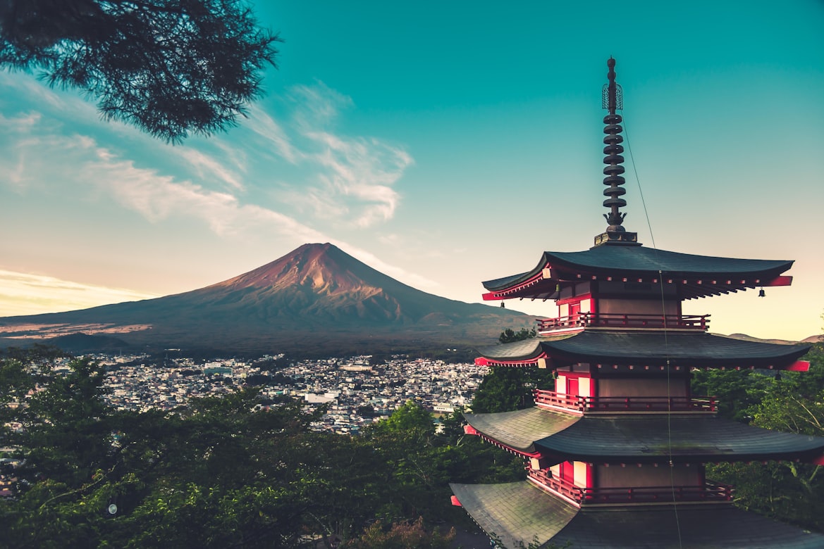 Pemandangan Gunung Fuji di musim panas saat rute pendakian liburan musim panas di Jepang dibuka