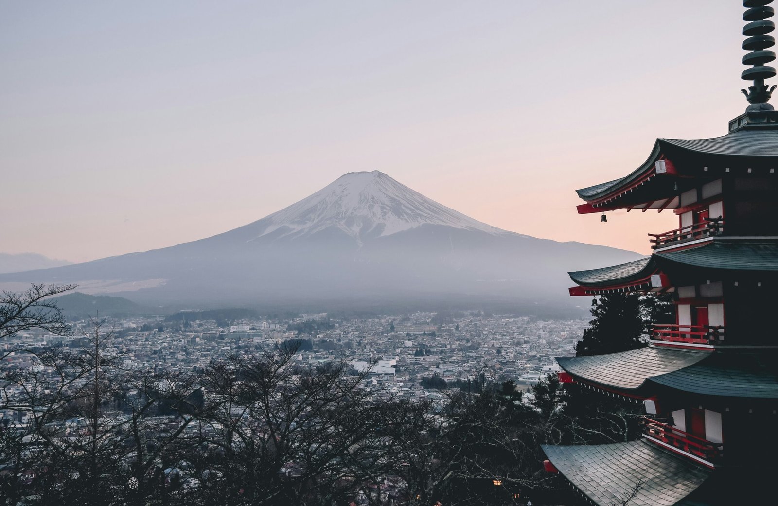Pemandangan alam pegunungan hijau yang asri sebagai alternatif destinasi sejuk di Jepang